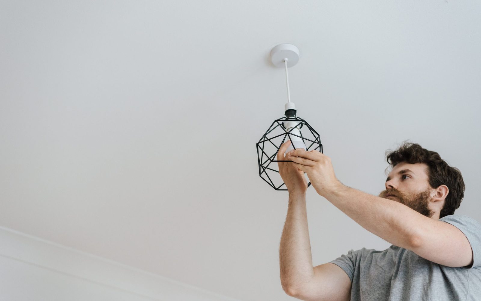 Elektriker montiert eine Deckenleuchte